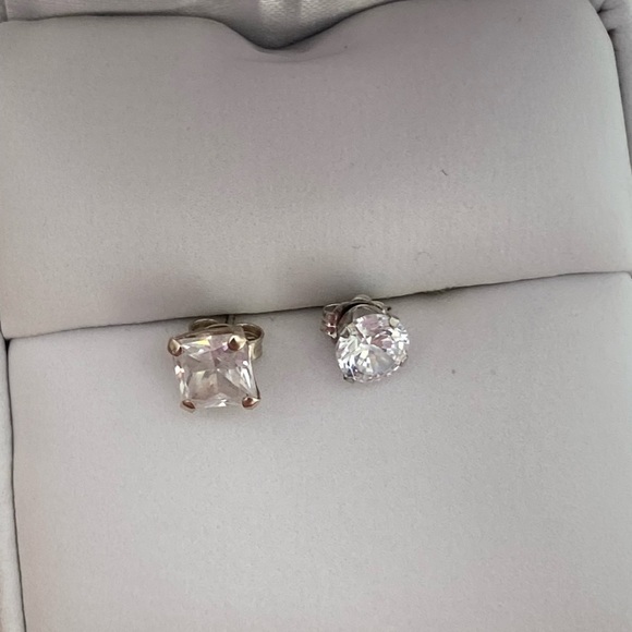 10k 2 single white gold Stud Earrings - Picture 6 of 9